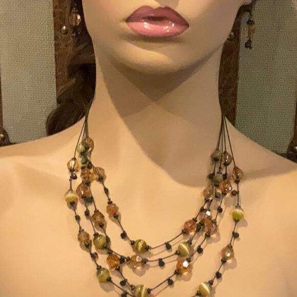 Beautiful costume necklace earring set - Picture 1 of 4